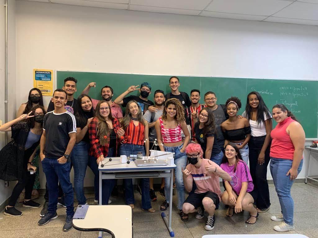 Grupo de pessoas em pé posando para foto

Descrição gerada automaticamente