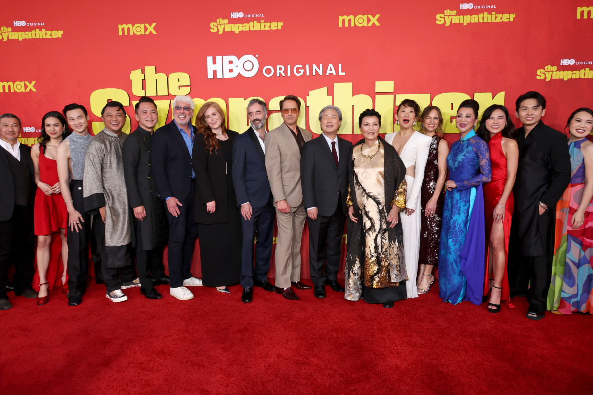 Elenco de El Simpatizante en la alfombra roja 