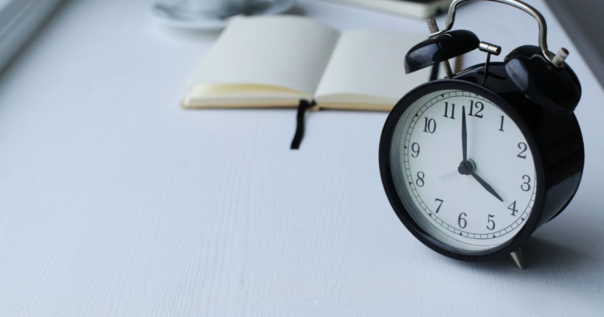 Cara mengatasi kebiasaan begadang: Membuat Jadwal Tidur yang Konsisten