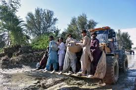 امدادرسانى هوایى و زمینى هلال احمر در مناطق سیل زده سیستان و بلوچستان+ فیلم