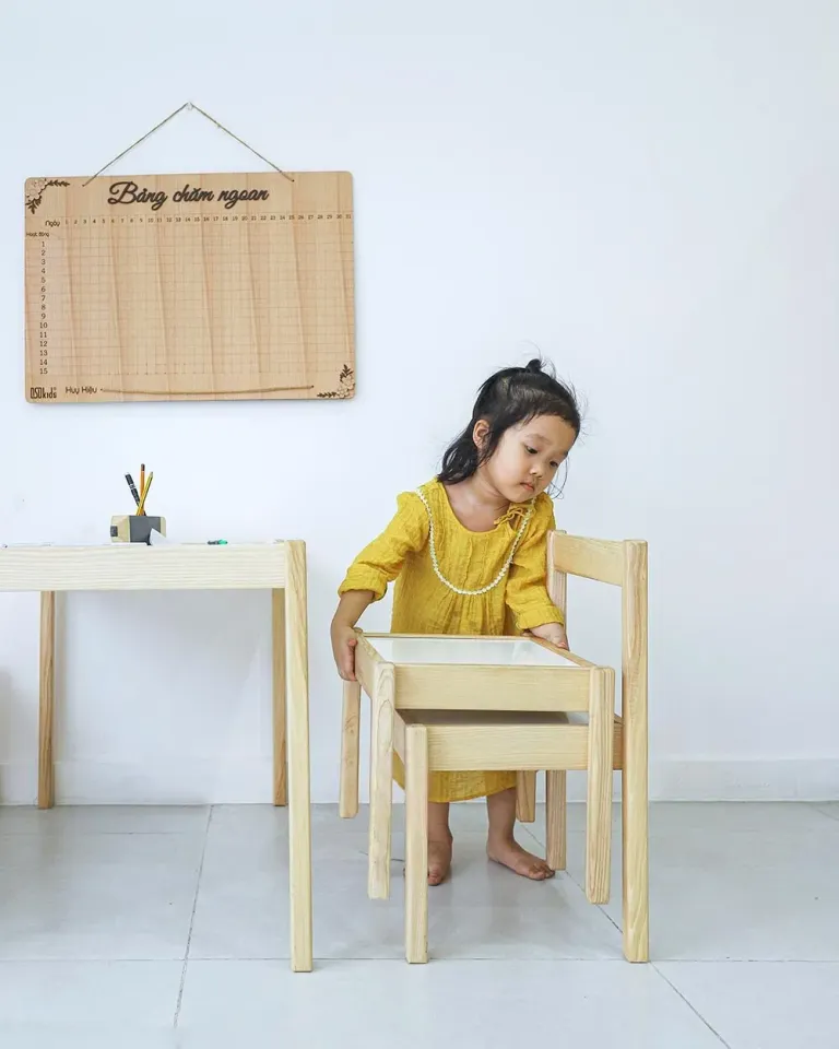 Chọn mua bàn ghế với chất liệu, kích thước, số lượng, chức năng phù hợp với trẻ