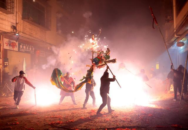 Múa rồng, đốt pháo đón năm mới tại thành phố Liễu Châu, Quảng Tây