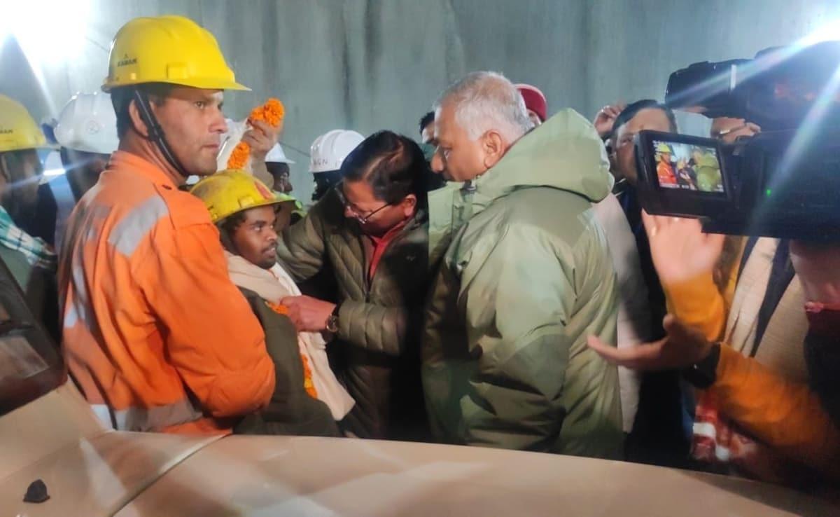 Giới chức địa phương chào đón công nhân đầu tiên được giải cứu khỏi đường hầm ở bang Uttarakhand ngày 28/11. Ảnh: NDTV