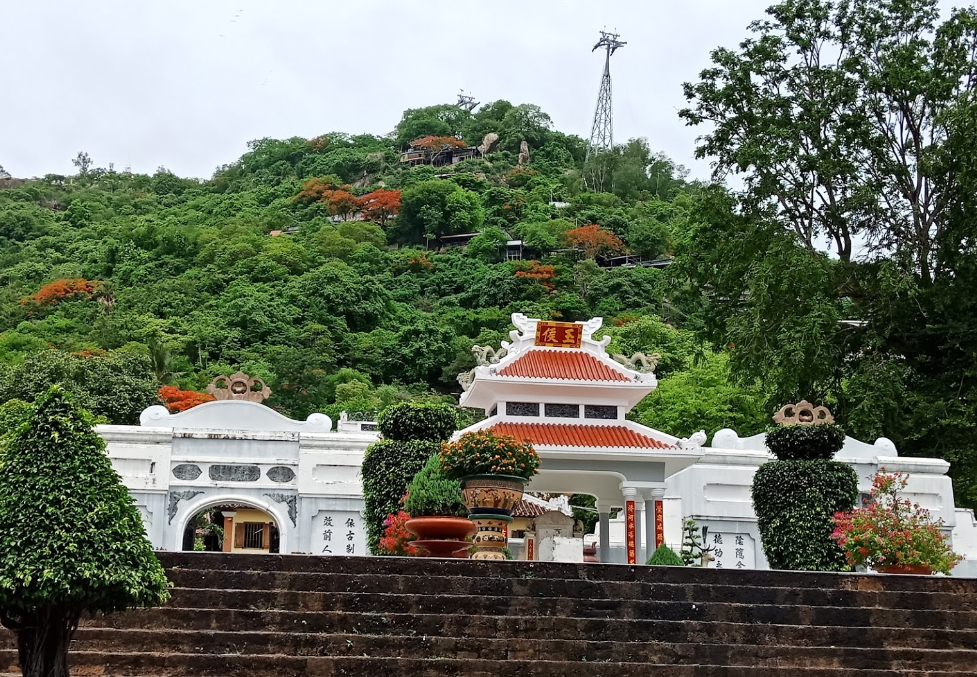 Lăng Thoại Ngọc Hầu nằm tại chân núi Sam, Châu Đốc An Giang