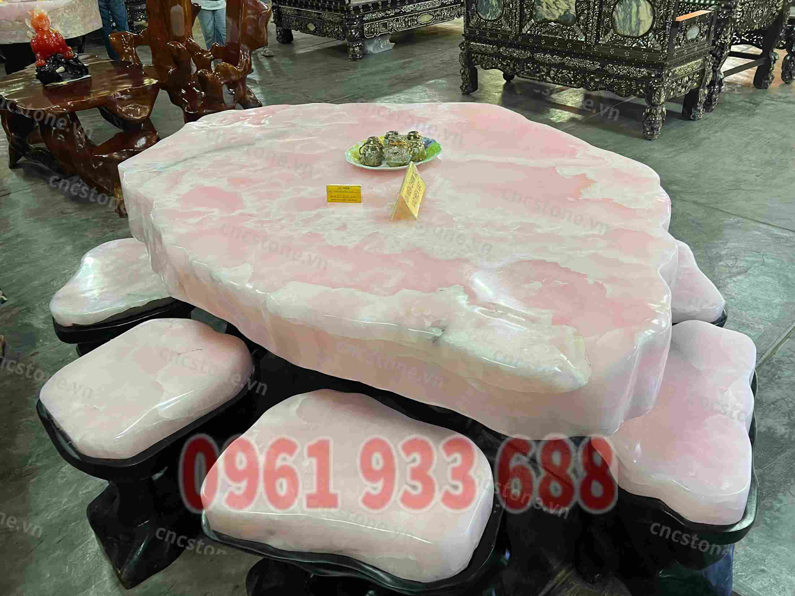 bàn ghế đá bằng đá hồng ngọc 