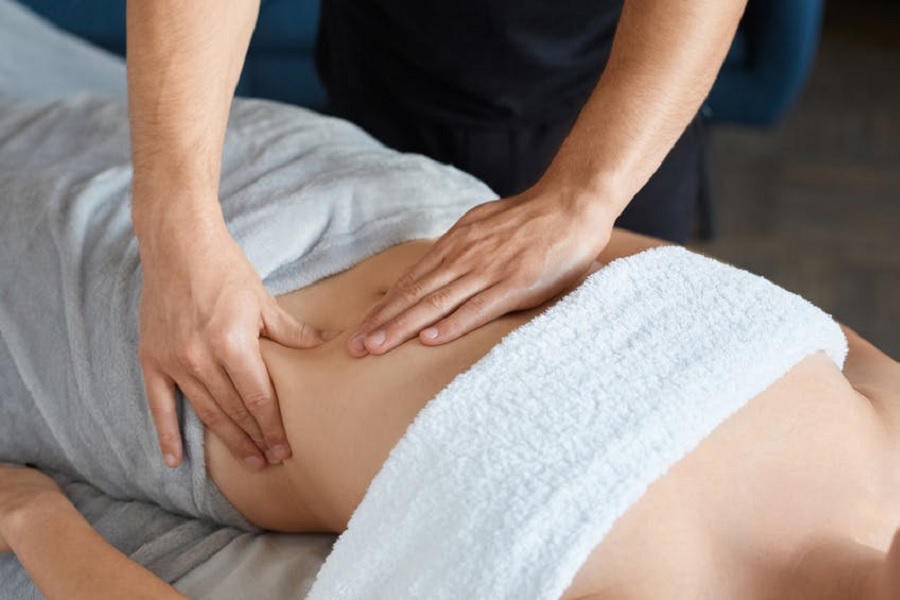 Lựa chọn vị trí nằm thoải mái nhất trước khi tiến hành massage giảm mỡ bụng sau sinh