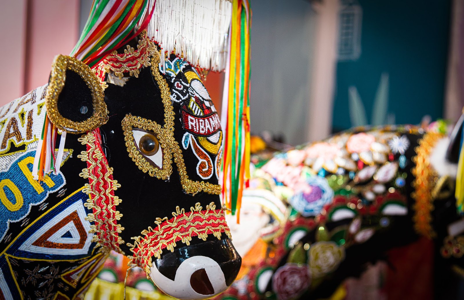Esculturas de papelão usadas nas celebrações de bumba meu boi, no Maranhão. Elas representam bois ricamente enfeitados com lantejoulas, fitas coloridas, rendas e outros adereços brilhantes.