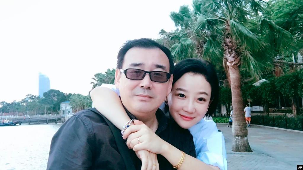 资料照:澳大利亚籍华裔作家杨恒均与妻子。(美联社/杨恒均的挚友、悉尼科技大学中国研究副教授冯崇义提供)