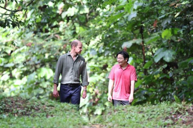 Ông Lawrence Wong (phải) dẫn ngài William, Thân vương xứ Wales, tham quan phong cảnh thiên nhiên của Singapore vào tháng 11/2023