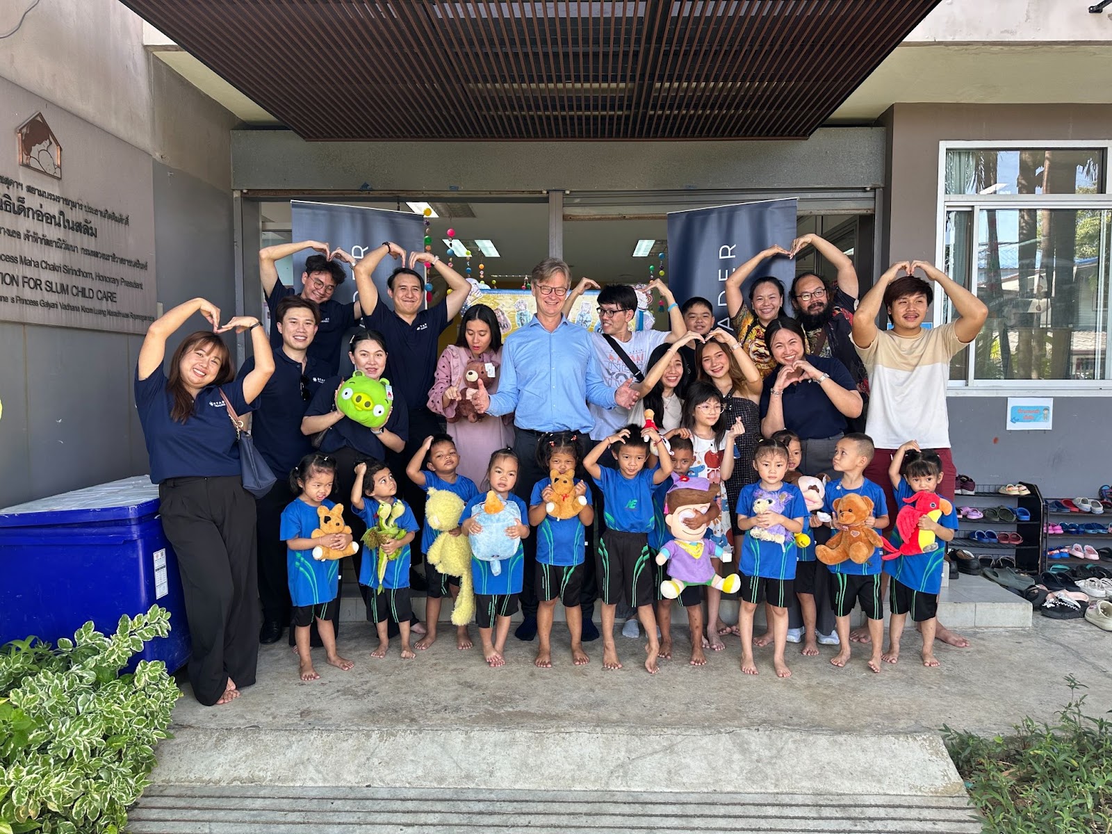 Mr. Peter Karsten, CEO of STARTRADER with the Slum Care Child team and kids.