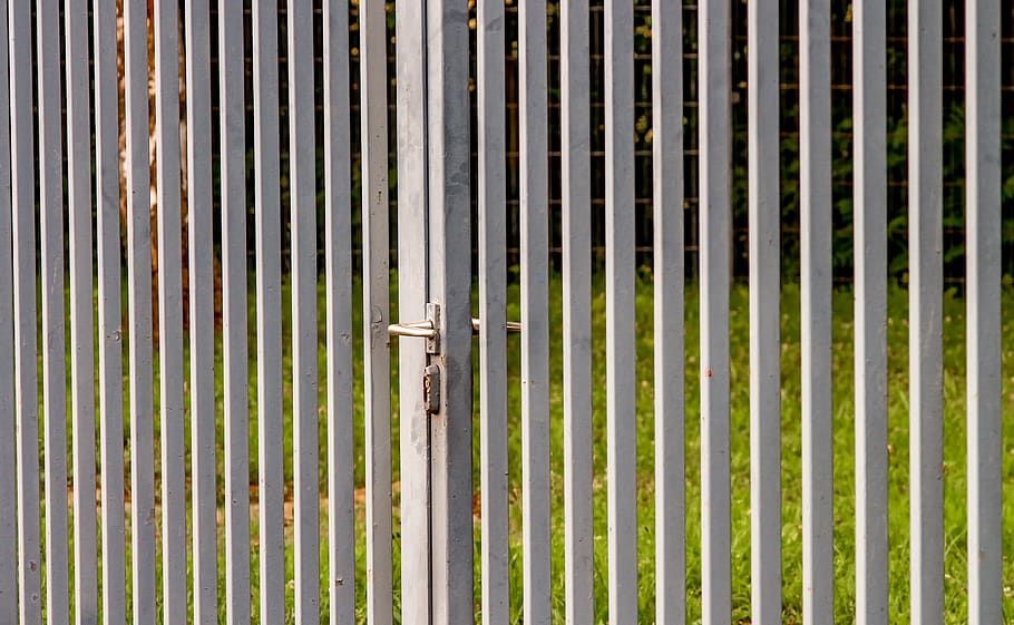 Забор из металлических столбов