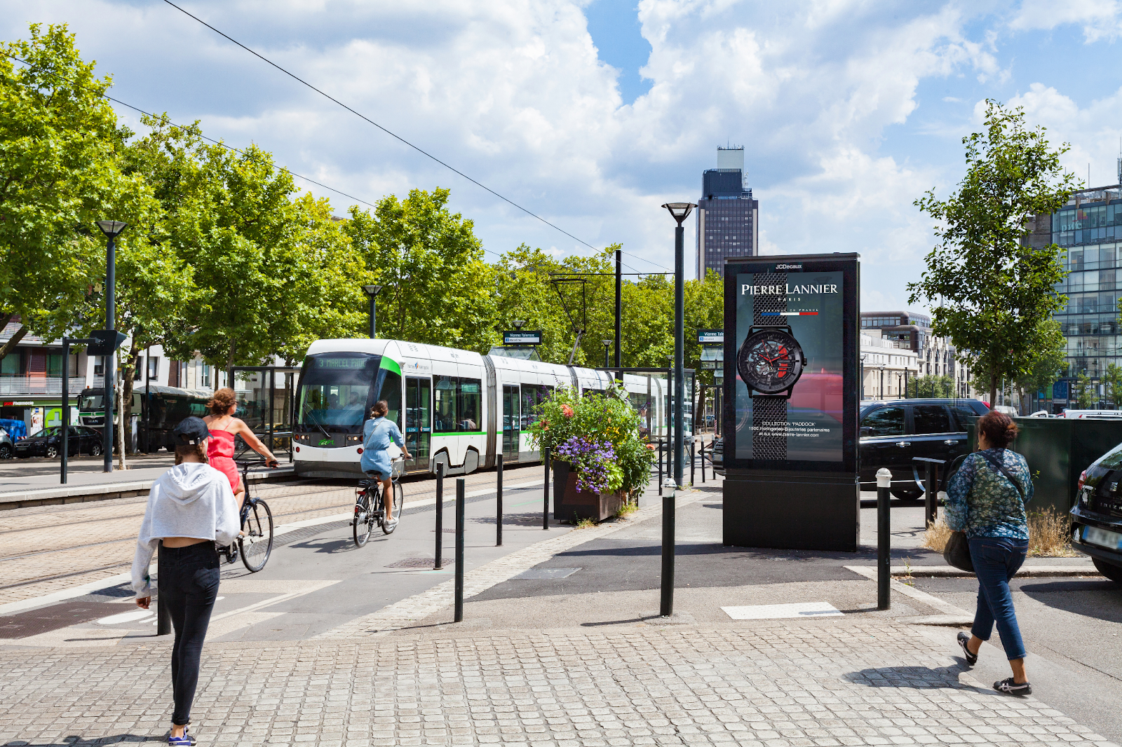 Campagne pDOOH Pierre Lannier, exemple avec un écran dans la rue à coté du tramway