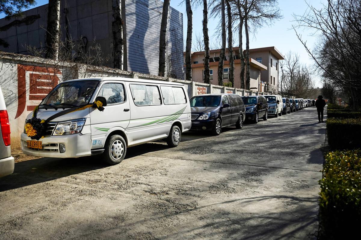 Những chiếc xe tang đang chờ để đi vào một lò hỏa táng ở Bắc Kinh vào ngày 22/12/2022. Chính quyền Trung Quốc đột nhiên quyết định dỡ bỏ việc nhiều năm phong tỏa, cách ly, và xét nghiệm hàng loạt. (Ảnh: STF/AFP qua Getty Images)