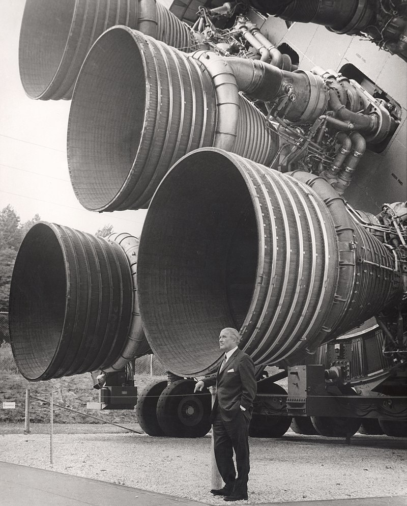 Dr. von Braun próximo aos motores do primeiro estágio do foguete Saturn V, em 1969.