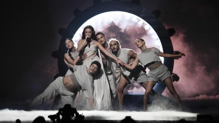 تصویری از اجرای ادن گولان شرکت کننده اسراییلی در مرحله نیمه نهایی مسابقه یوروویژن ۲۰۲۴ در مالمو. سوئد / 9 مه 2024