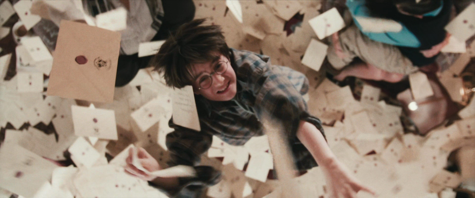 Гарри Поттер ловит письма из Хогвартса