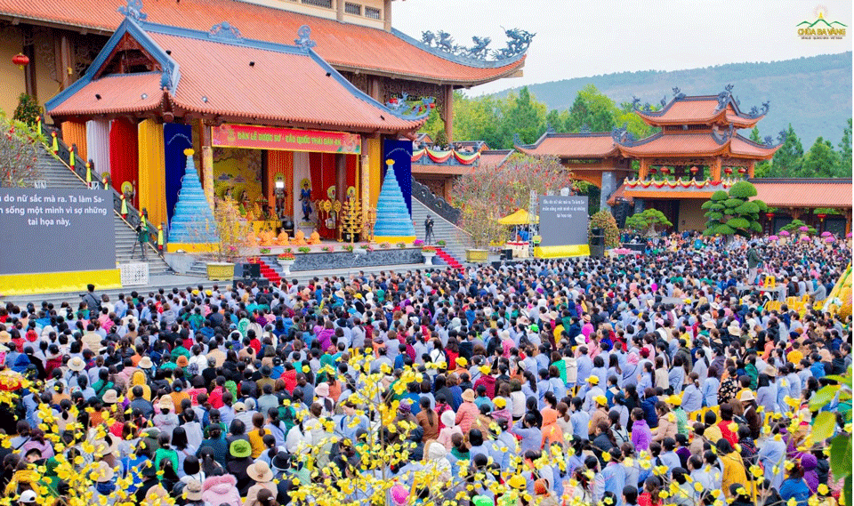 https://www.rfa.org/vietnamese/news/vietnamnews/thousands-flock-to-ba-vang-pagoda-on-tet-occasion-02182024081148.html/@@images/image