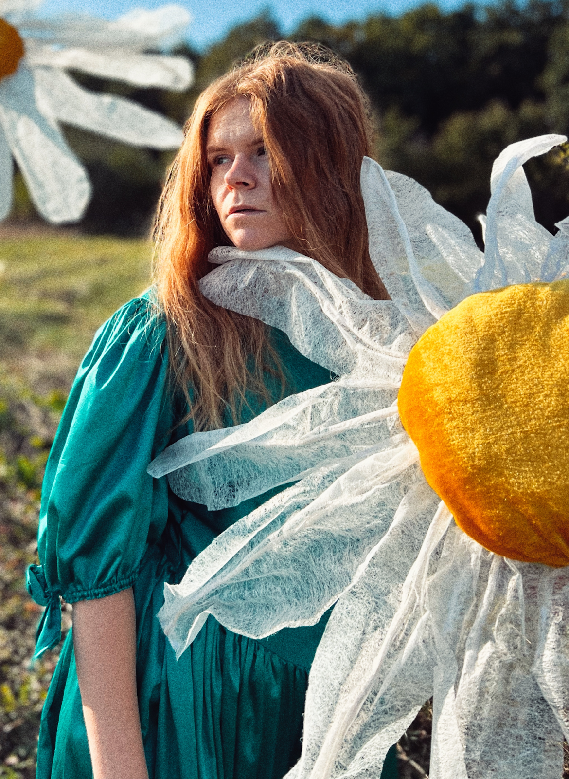 Креативна фотосесія. Софія Крупа з   величезними соняшниками 