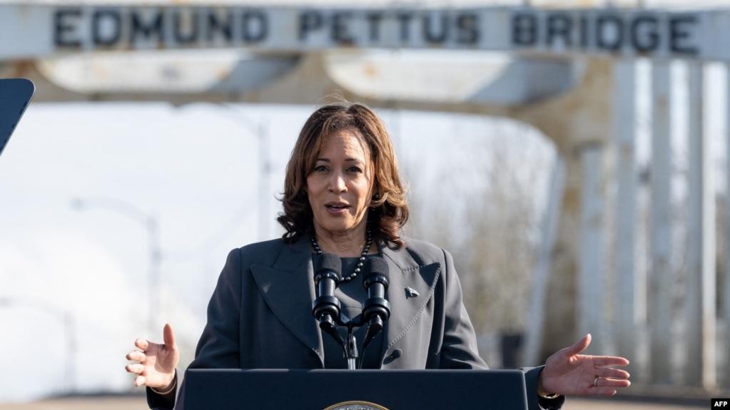 Phó Tổng thống Mỹ Kamala Harris phát biểu tại buỗi lễ ở Cầu Edmund Pettus kỷ niệm 59 năm "Ngày Chủ nhật Đẫm máu" ở Selma, Alabama, hôm 3/3.