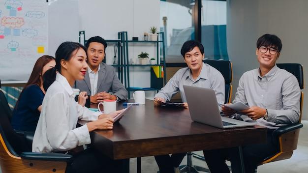 Free photo millennial asia businessmen and businesswomen having conference video call meeting brainstorming ideas about new project colleagues working together planning strategy enjoy teamwork in modern office.