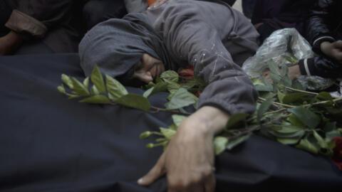 Los palestinos lloran a sus familiares muertos en el bombardeo israelí de la Franja de Gaza frente a una morgue en Khan Younis el domingo 24 de diciembre de 2023.