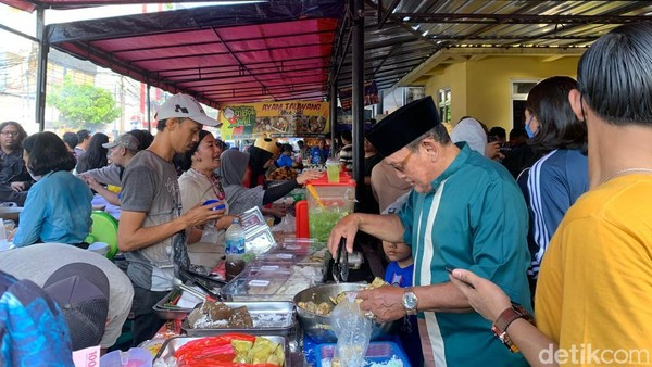 Ngabuburit di jakarta pasar takjil benhil