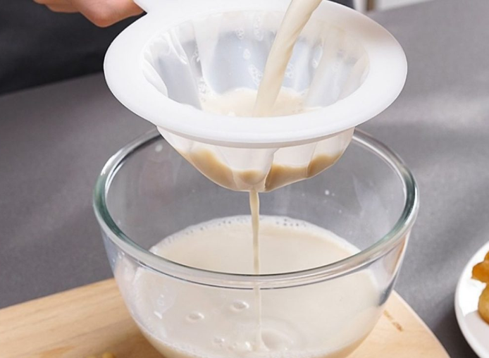 Có thể sử dụng rây lọc sữa để làm cho sữa chua mịn hơn