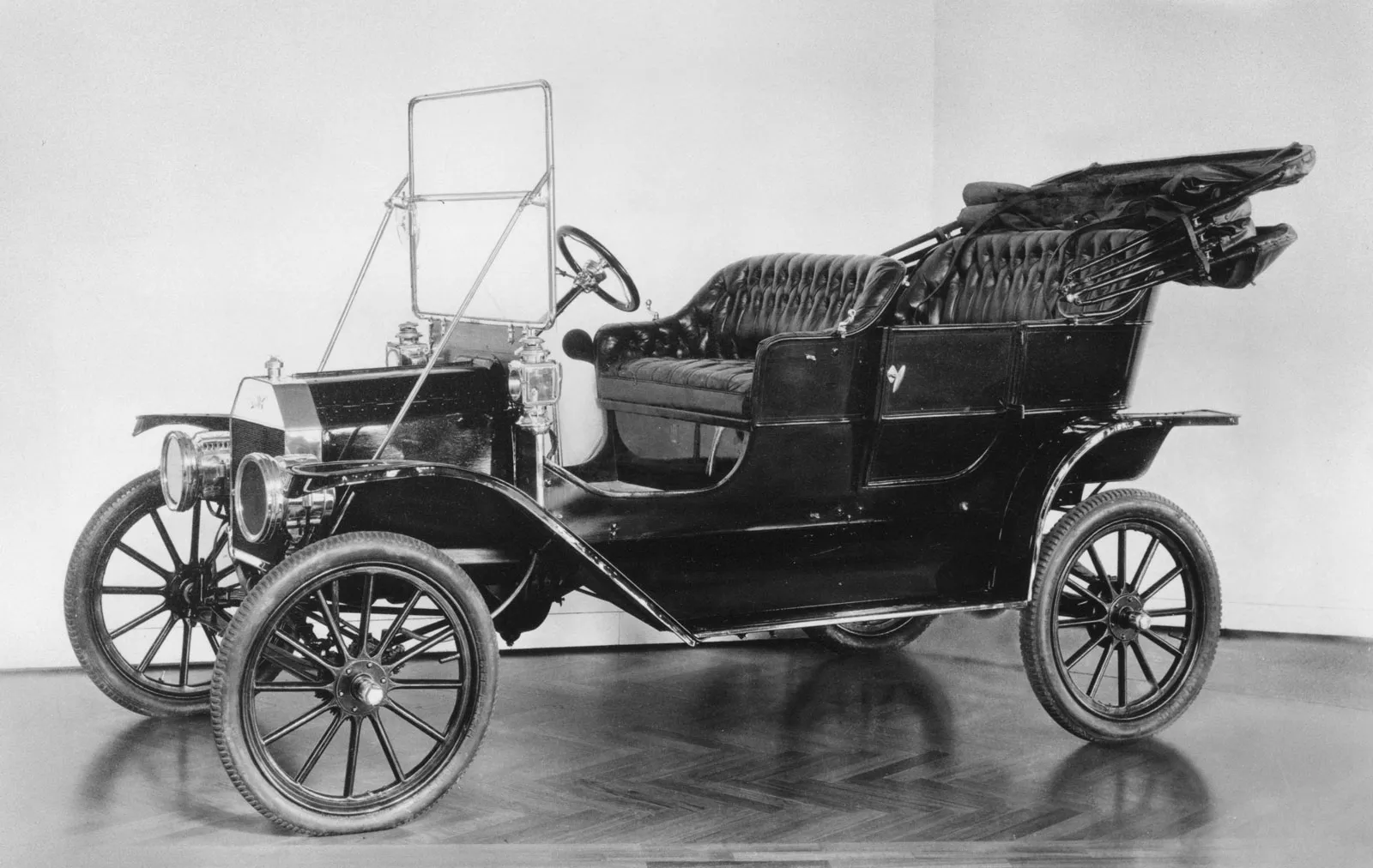 Foto com o primeiro carro da Ford, o Modelo-T.