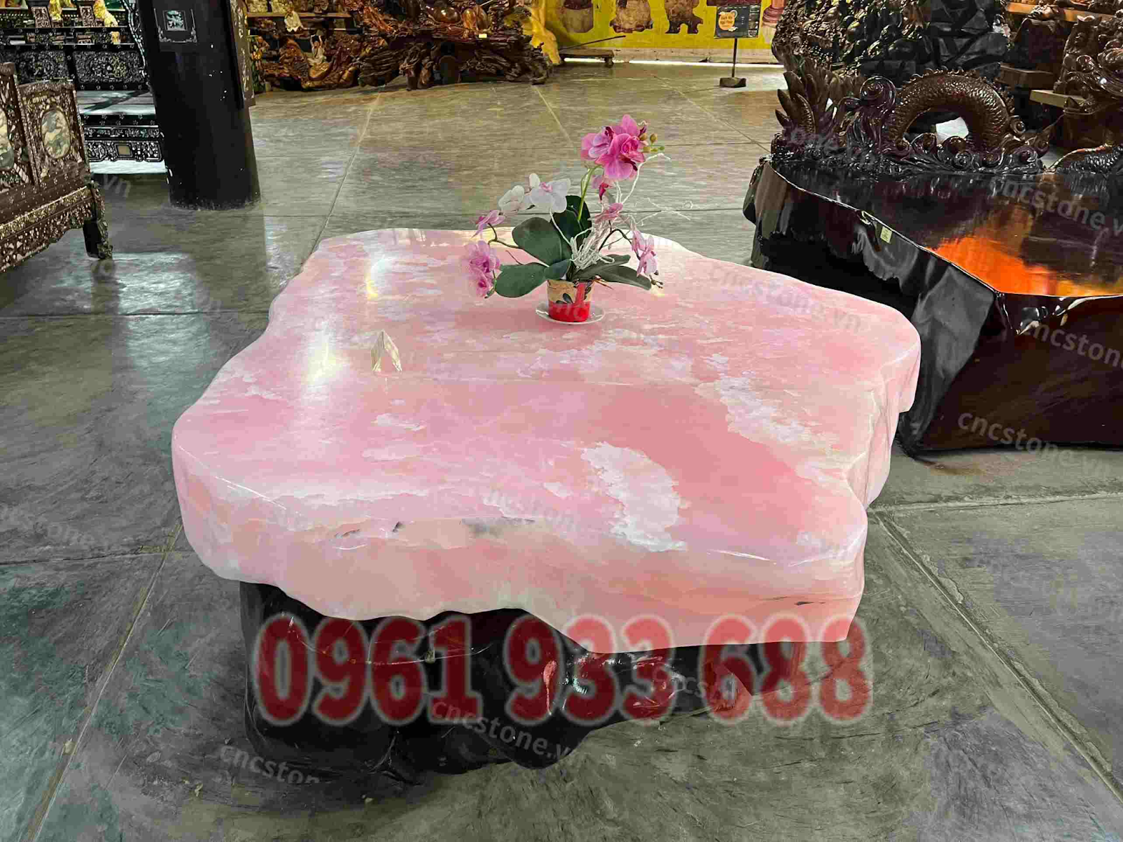 Mẫu bàn ghế đá làm bằng đá hồng ngọc của CNCStone