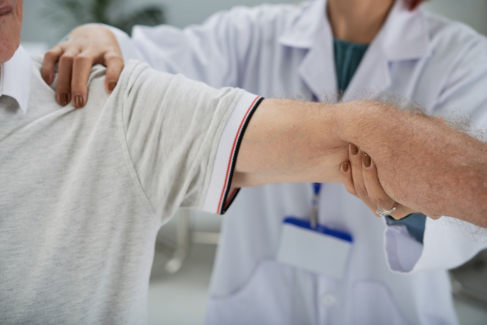 homem em um hospital realizando fisioterapia no braço