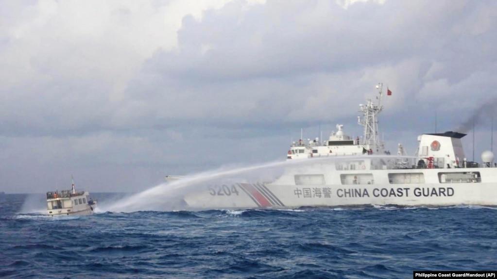 Một tàu cảnh sát biển Trung Quốc phu vòi rồng vào tàu Philippine, ngày 10/12/2023. 