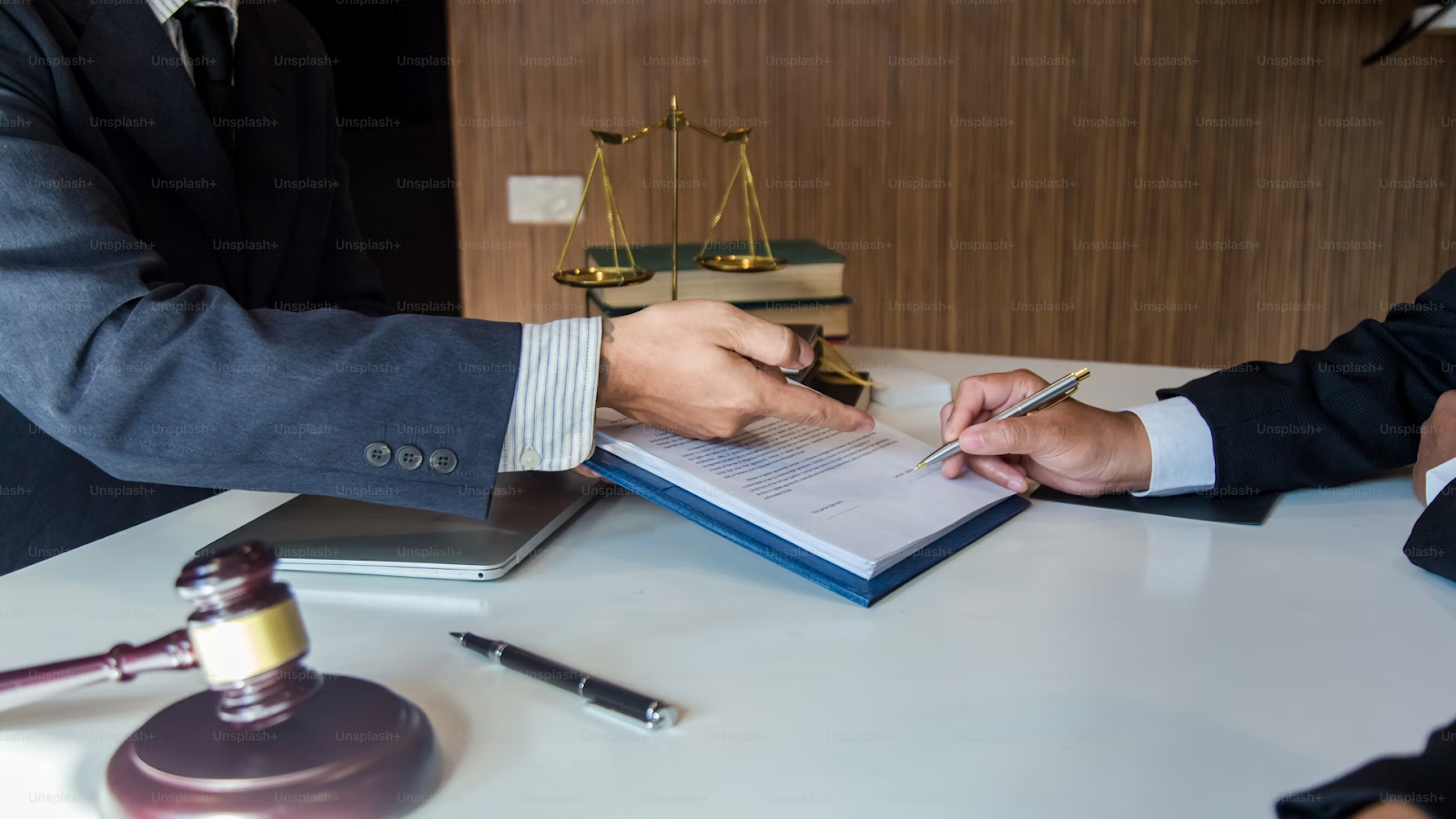 Legaltech: homem de terno assinando papel dado por um advogado