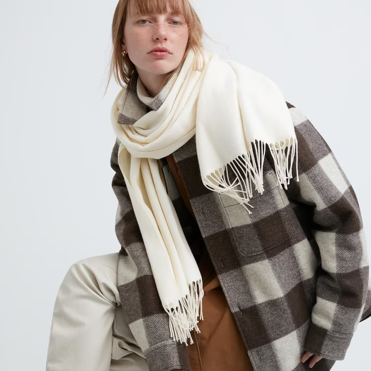 Uniqlo HEATTECH Scarf - Updated for a more elegant style. Now made from fine wool with a flat surface for a premium, non-itch feel. Warm 'HEATTECH' with Heat Absorption comfort features. A versatile scarf for everyday wear.