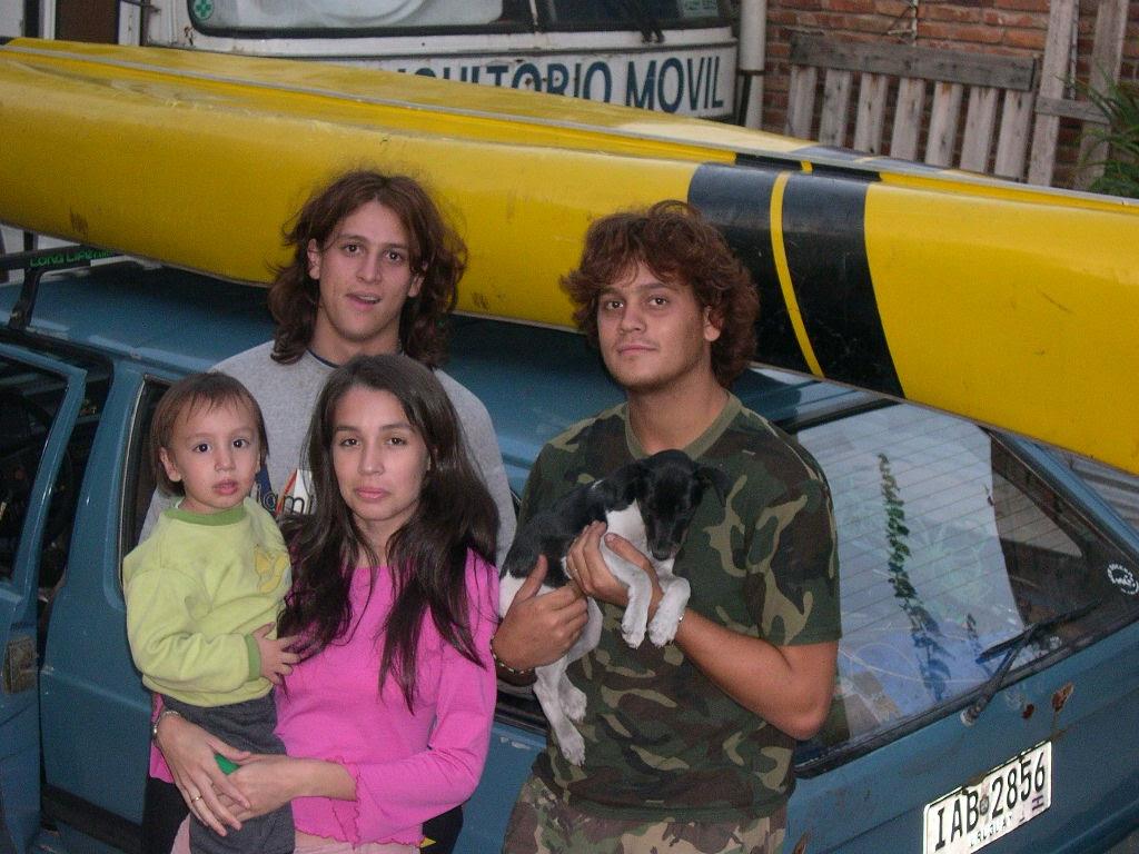 Fabián junto a su hermano, su hijo Marcos, y la mamá de su hijo. Detrás, como él lo llama, “un detalle arqueológico fundamental”, el consultorio móvil de su mamá.