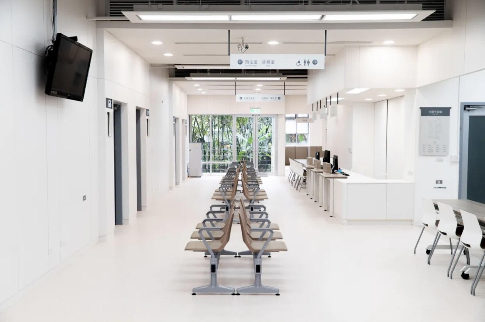 The Xizhi District Health Center in New Taipei City has bright and clear signage and a spacious layout, breaking the existing stereotypes for health centers.