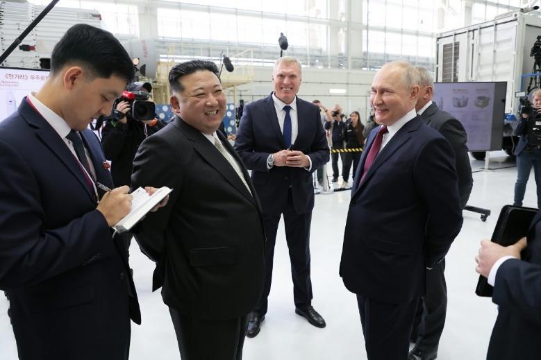 김정은 북한 노동당 총비서(왼쪽에서 두 번째)와 블라디미르 푸틴 러시아 대통령.  (평양 노동신문=뉴스1)
