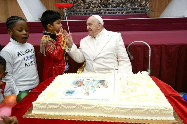Đức Thánh Cha Phanxicô mừng sinh nhật lần thứ 87 với các thiếu nhi nhận trợ giúp của Phòng khám Vatican
