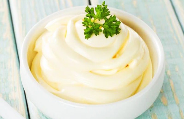 Sốt mayonnaise dùng để trộn salad trái cây