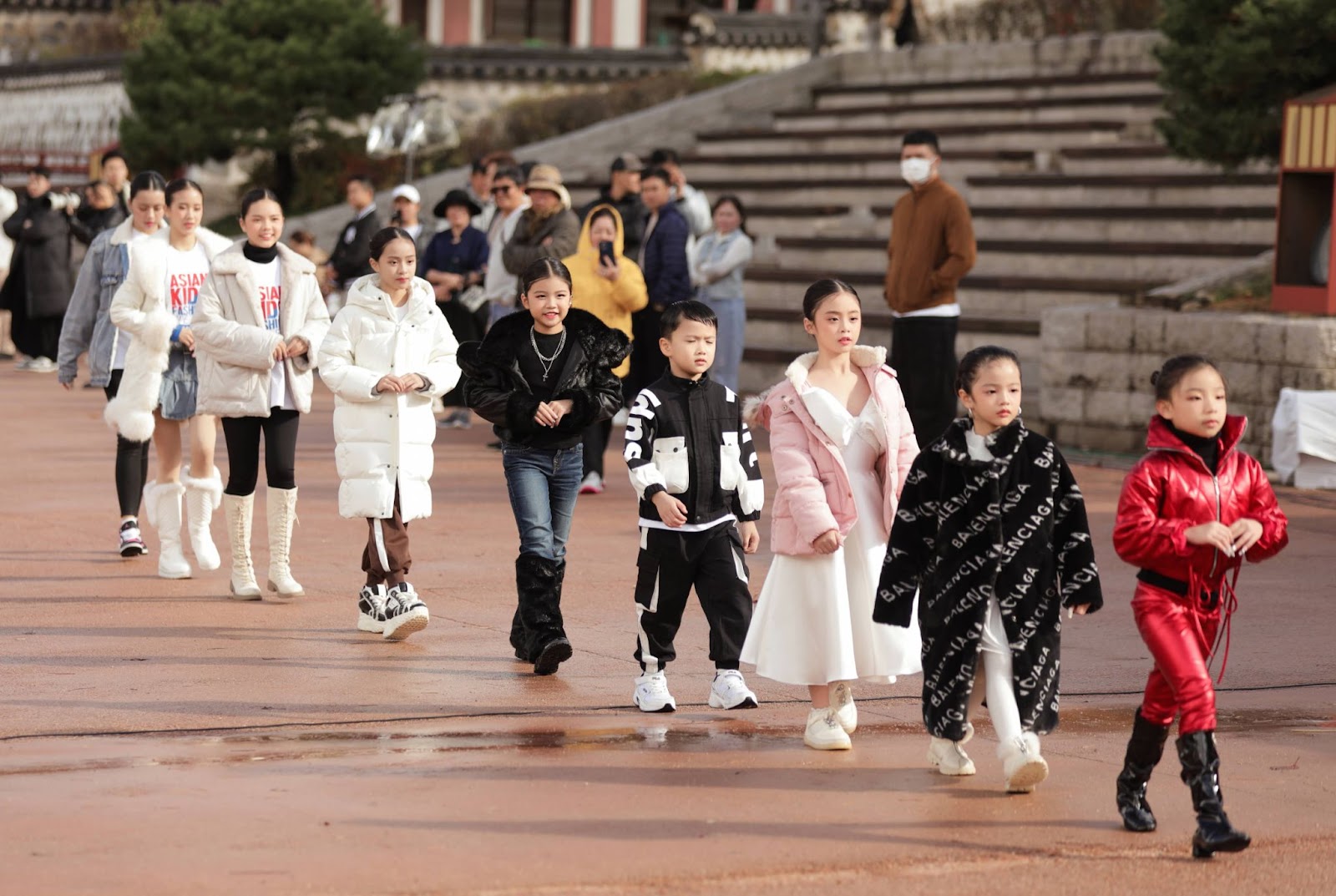 View - Cindy Minnie hội ngộ dàn mẫu Việt đình đám tại Asian Kids Fashion Week