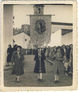 Foto en blanco y negro de un grupo de personas de pieDescripción generada automáticamente con confianza media