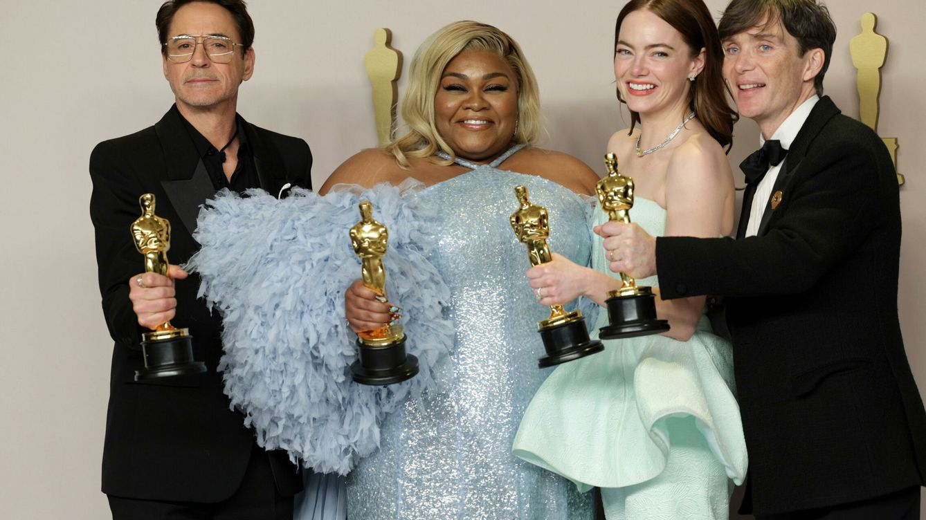 Robert Downey Jr., Da’Vine Joy Randolph, Emma Stone y Cillian Murphy posando con sus Oscar