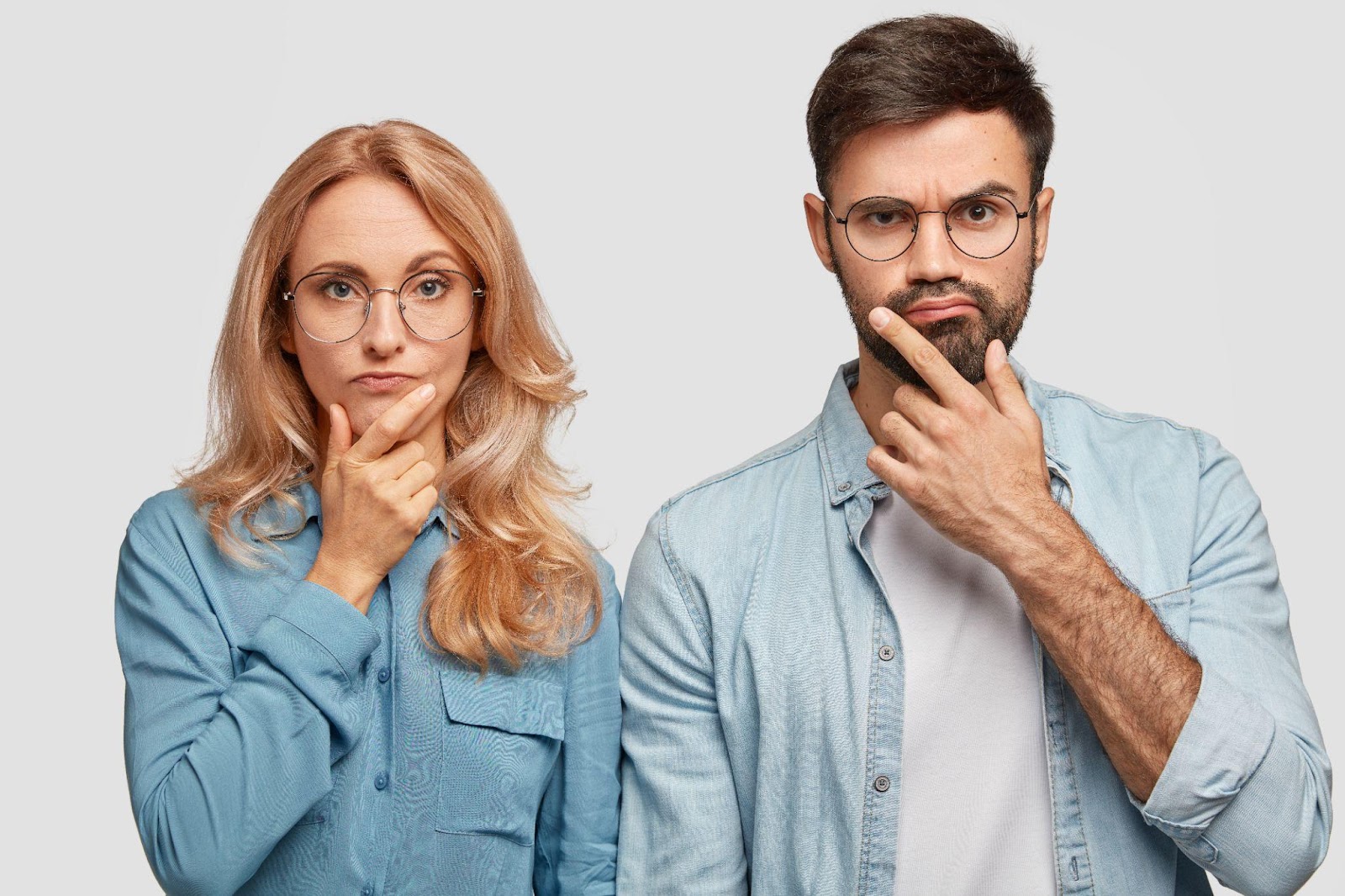 casal em dúvida sobre como vender ingressos online