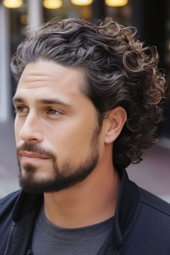 Wavy hair men : Picture of a man rocking the hairstyle