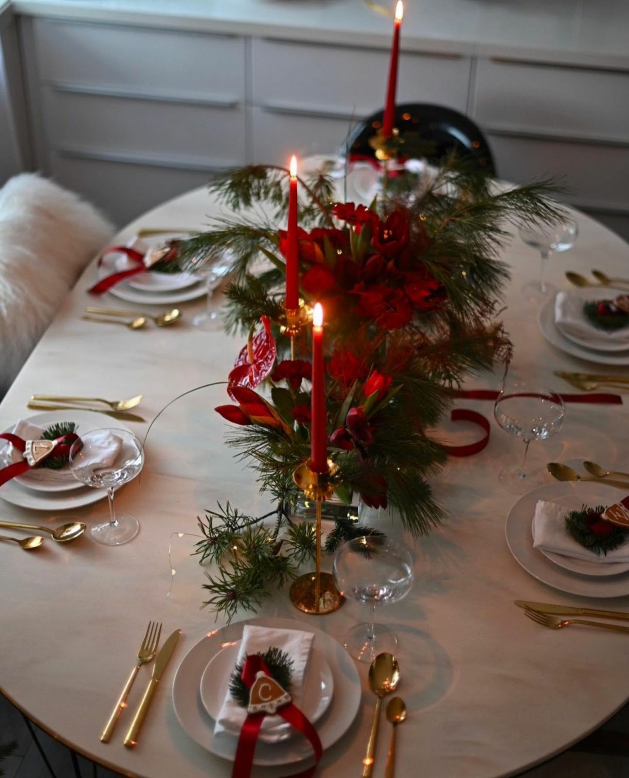 Festive Round Table Decor