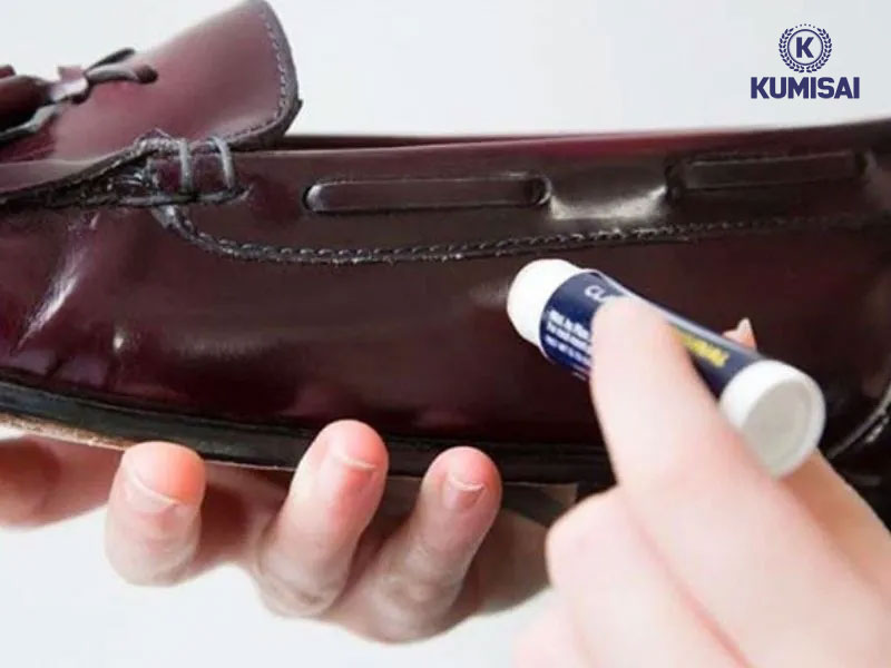  Sử dụng son dưỡng môi đánh bóng giày khi cần thiết