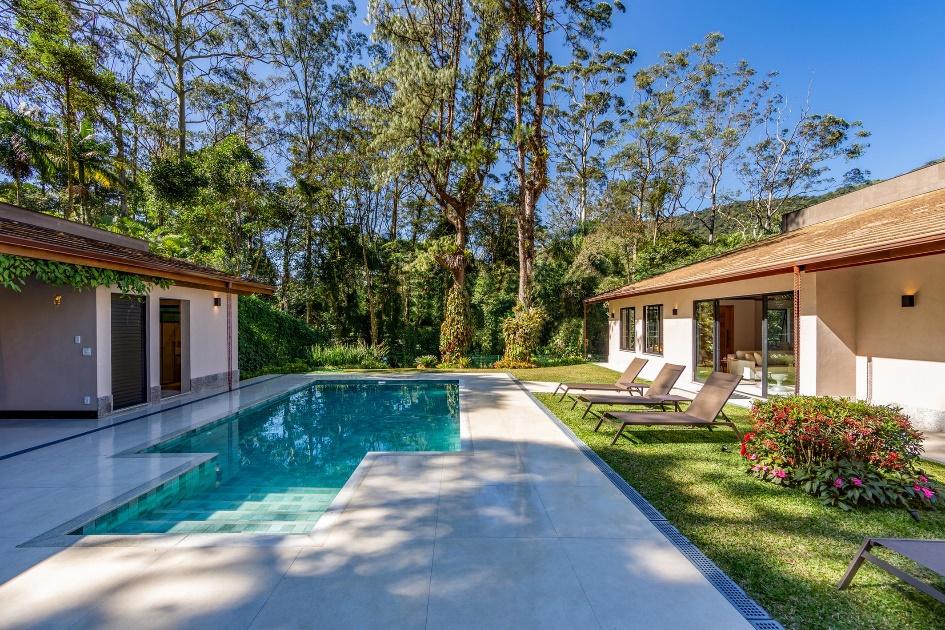 Casa com piscina

Descrição gerada automaticamente