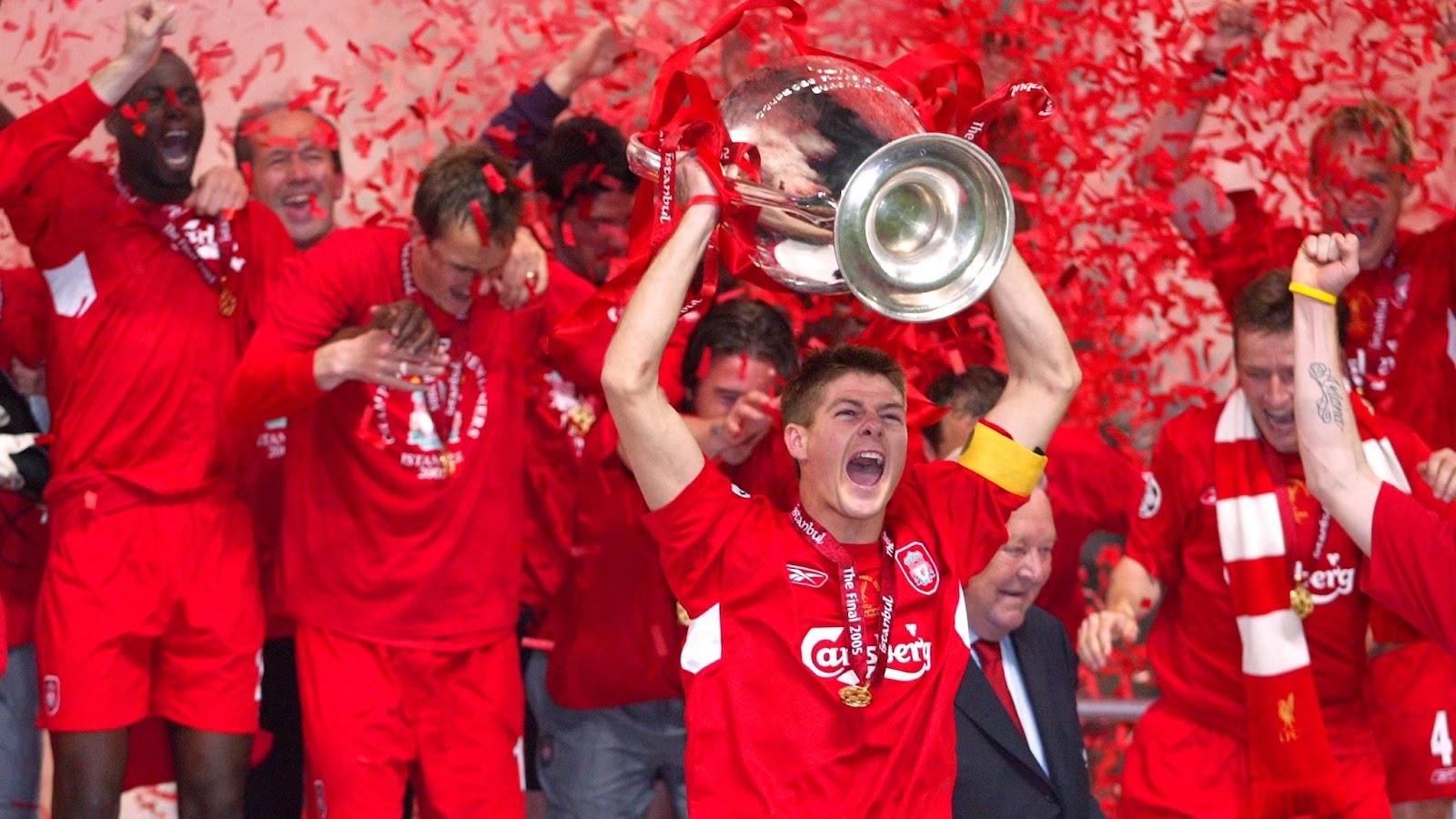 Steven Gerrard levantando la Champions League, liderando al Liverpool