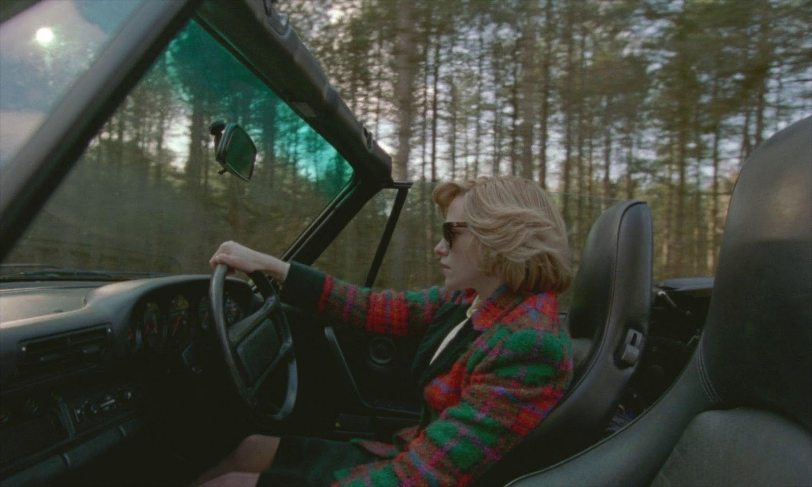 Spencer, protagonizada por Kristen Stewart, manejando un auto convertible