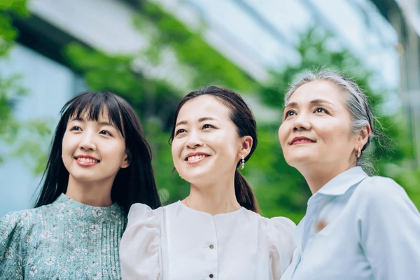 Ba thế hệ phụ nữ châu Á - Nguồn ảnh: maruco - Shutterstock