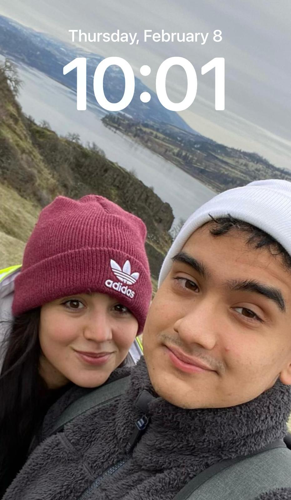 Un joven sonriendo con un sombrero en la cabeza

Descripción generada automáticamente